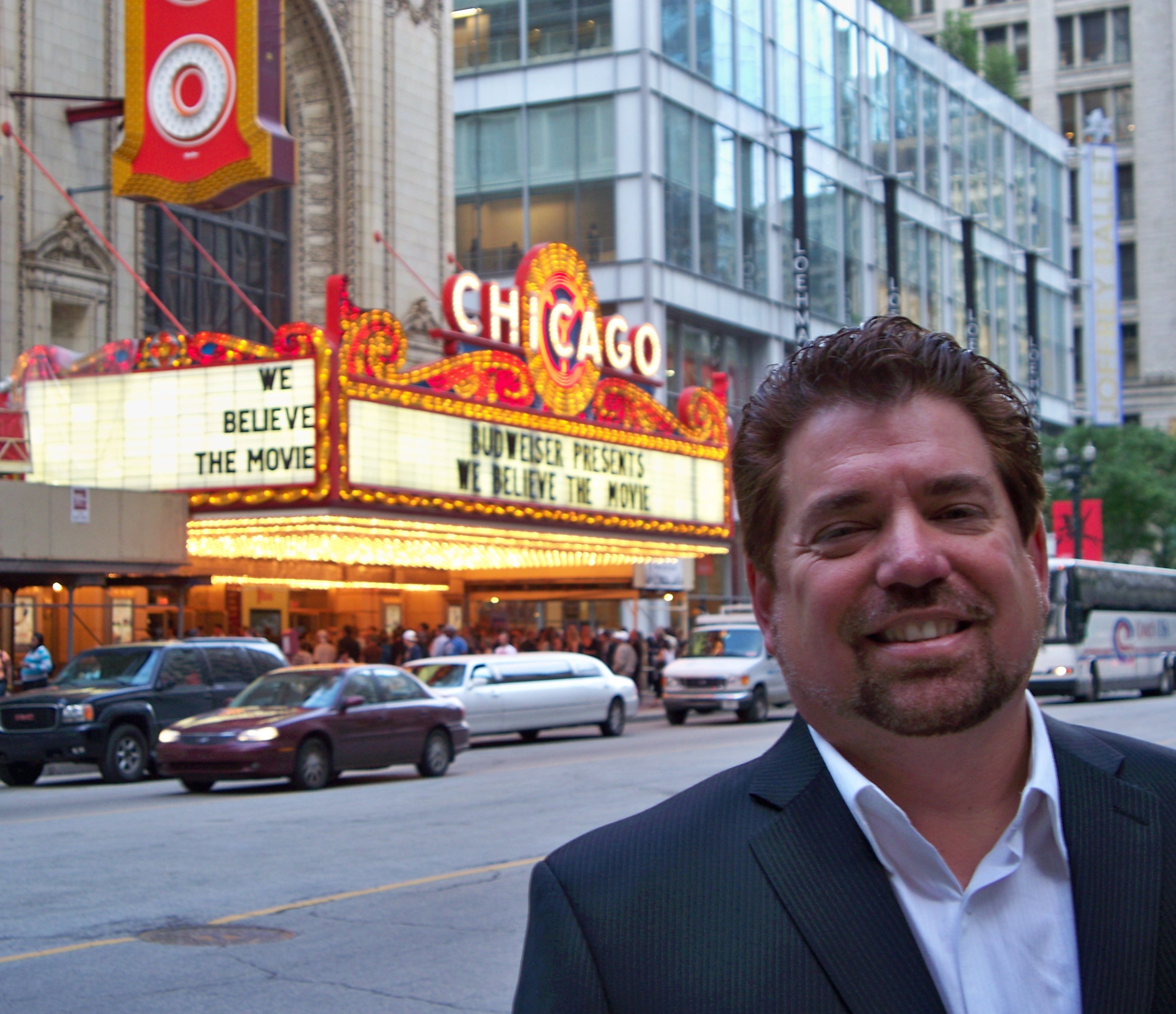 DaveoutsideChicagoTheatre61209.jpg